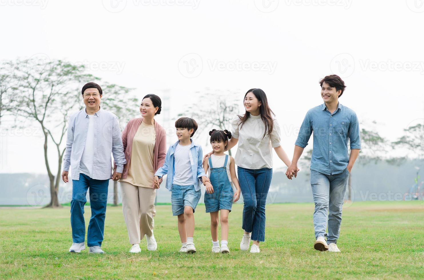 asiatique famille photo en marchant ensemble dans le parc