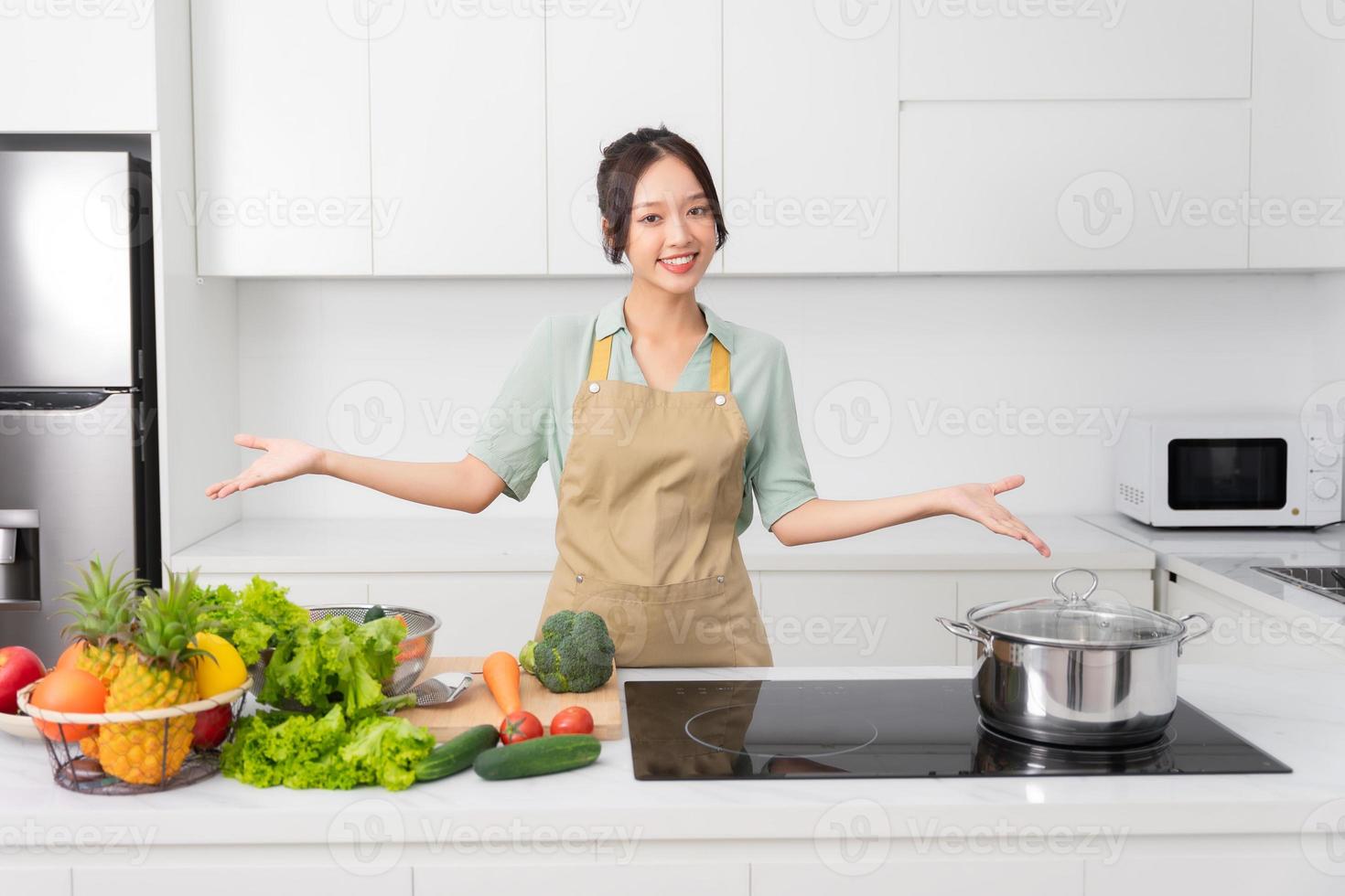 portrait de une femme au foyer dans le cuisine à Accueil photo