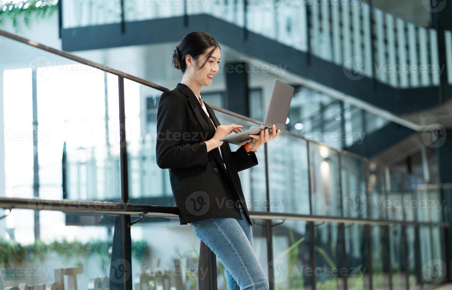 portrait de une magnifique Jeune asiatique femme d'affaires à le entreprise photo