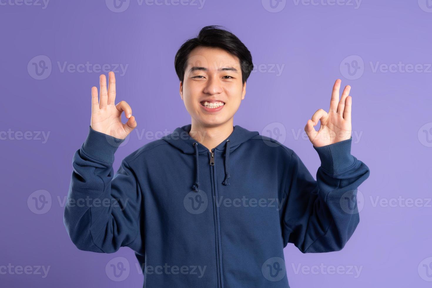 portrait de asiatique homme posant sur violet Contexte photo