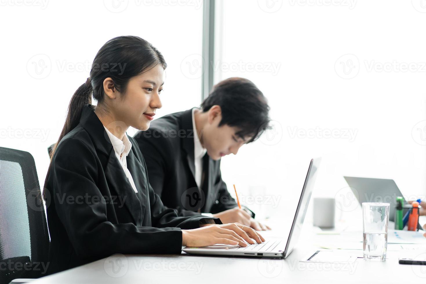 image de une groupe de asiatique les hommes d'affaires travail ensemble à le entreprise photo