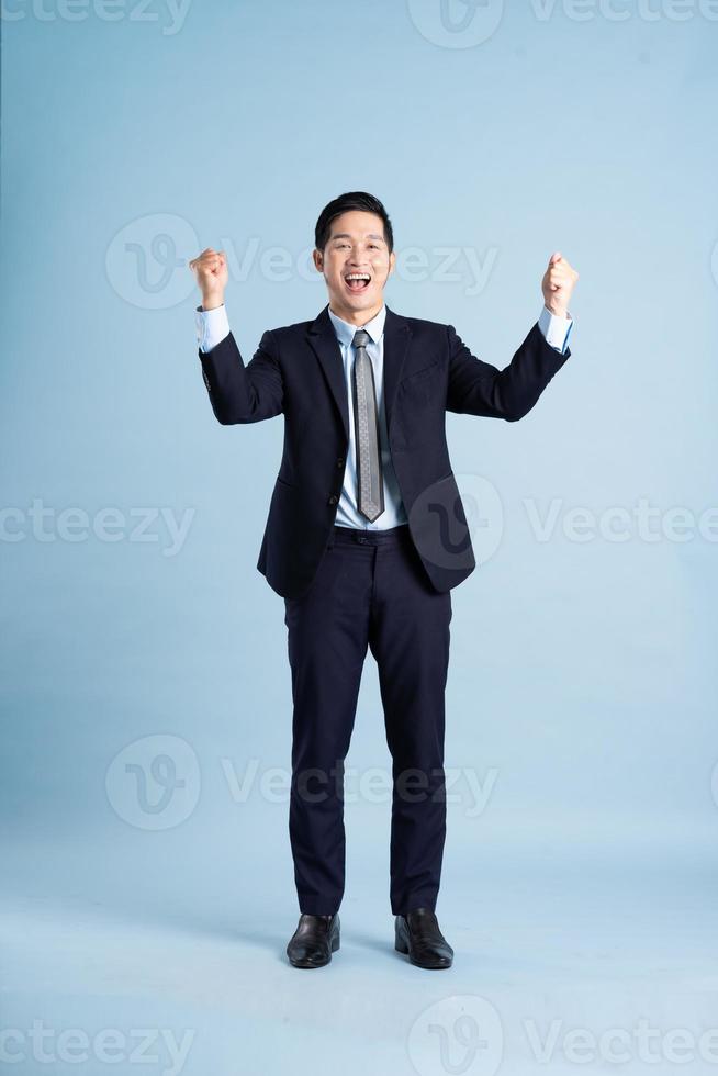 Portrait d'un homme d'affaires asiatique portant un costume sur fond bleu photo