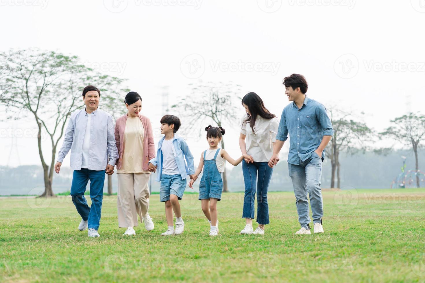 asiatique famille photo en marchant ensemble dans le parc