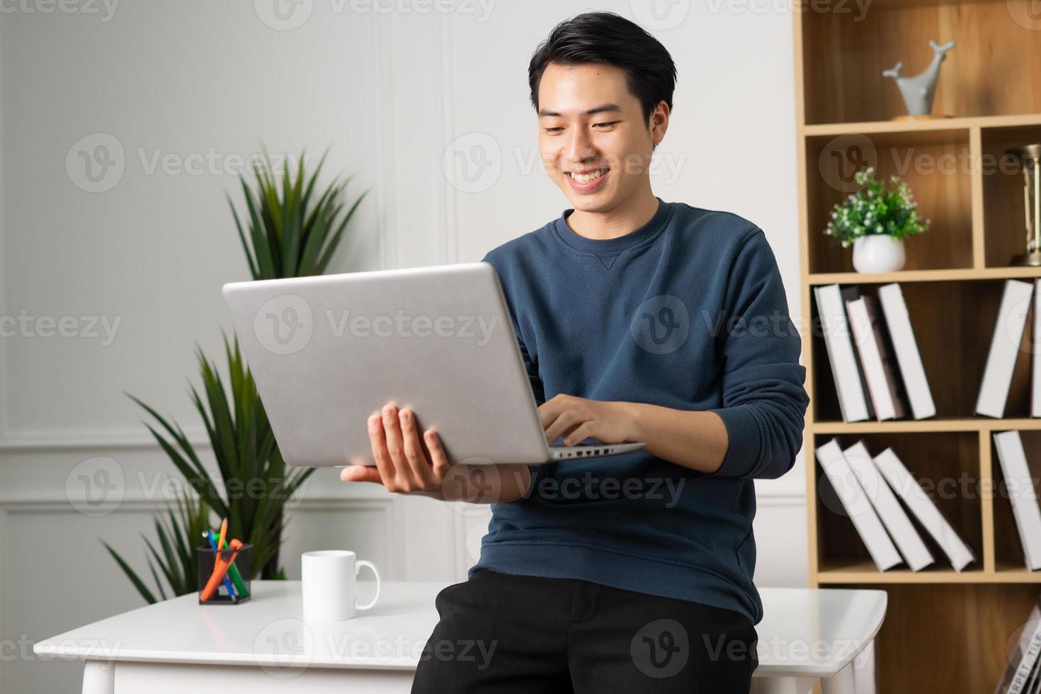 image de asiatique homme séance à Accueil travail photo