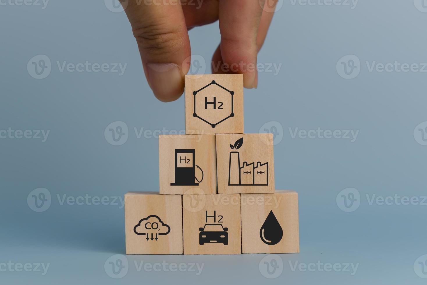 main en portant bois cube.climat et éco amical énergie dans le futur pour net zéro les émissions changement de cible CO2 à h2 carburant cellule concept. photo