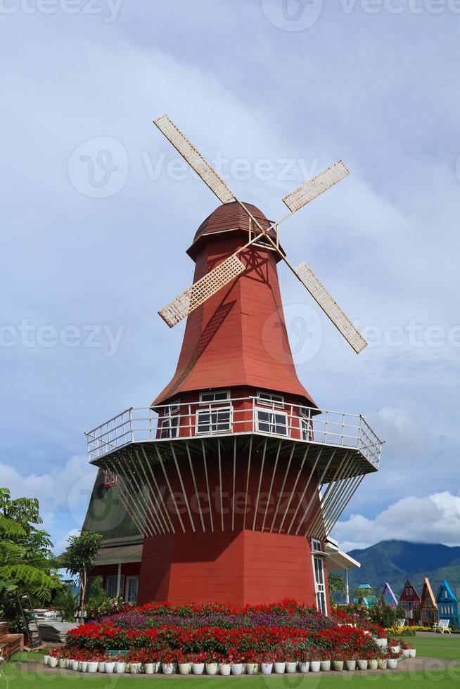 traditionnel néerlandais Moulin à vent près le canal photo