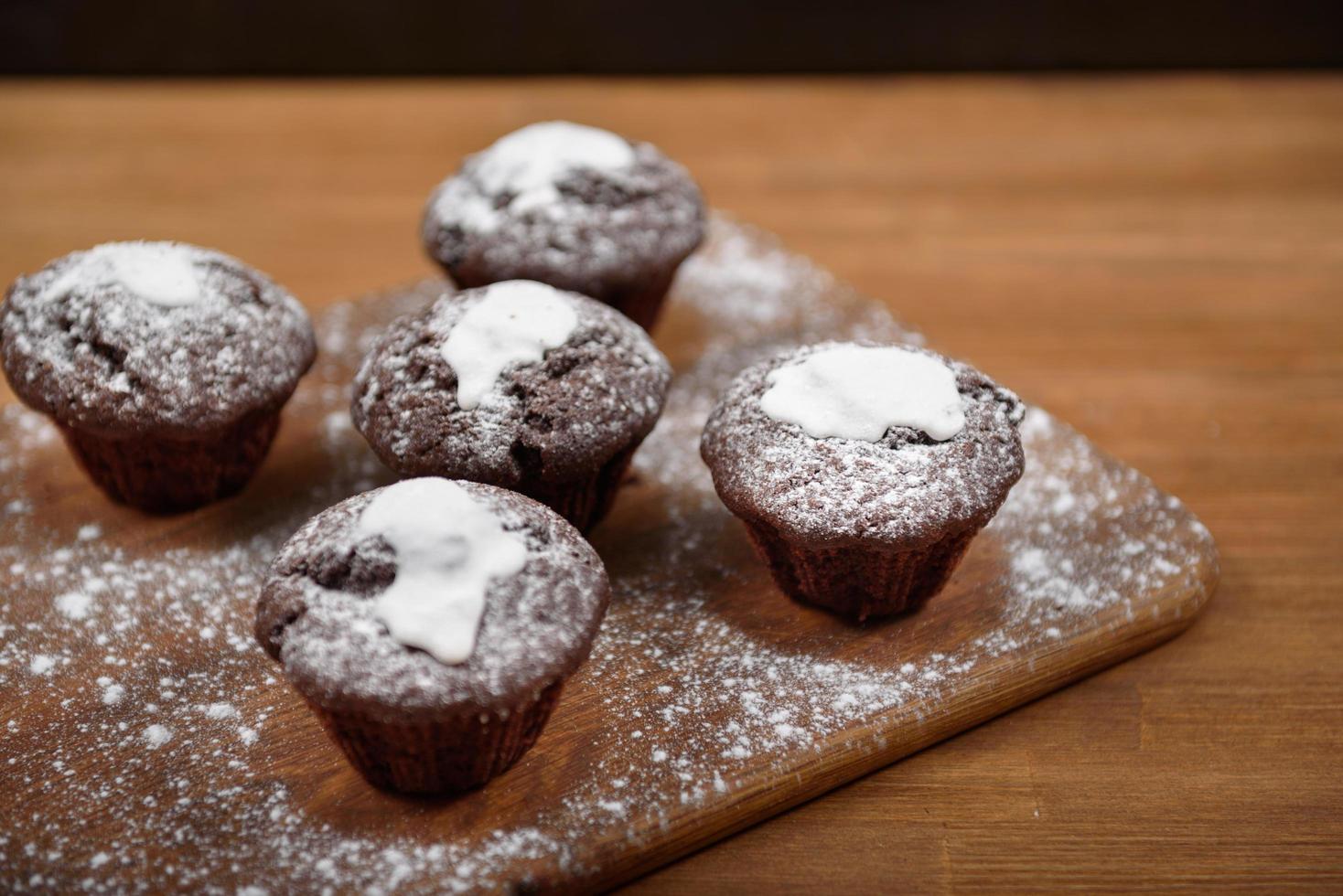 muffins au chocolat sur la planche de bois photo