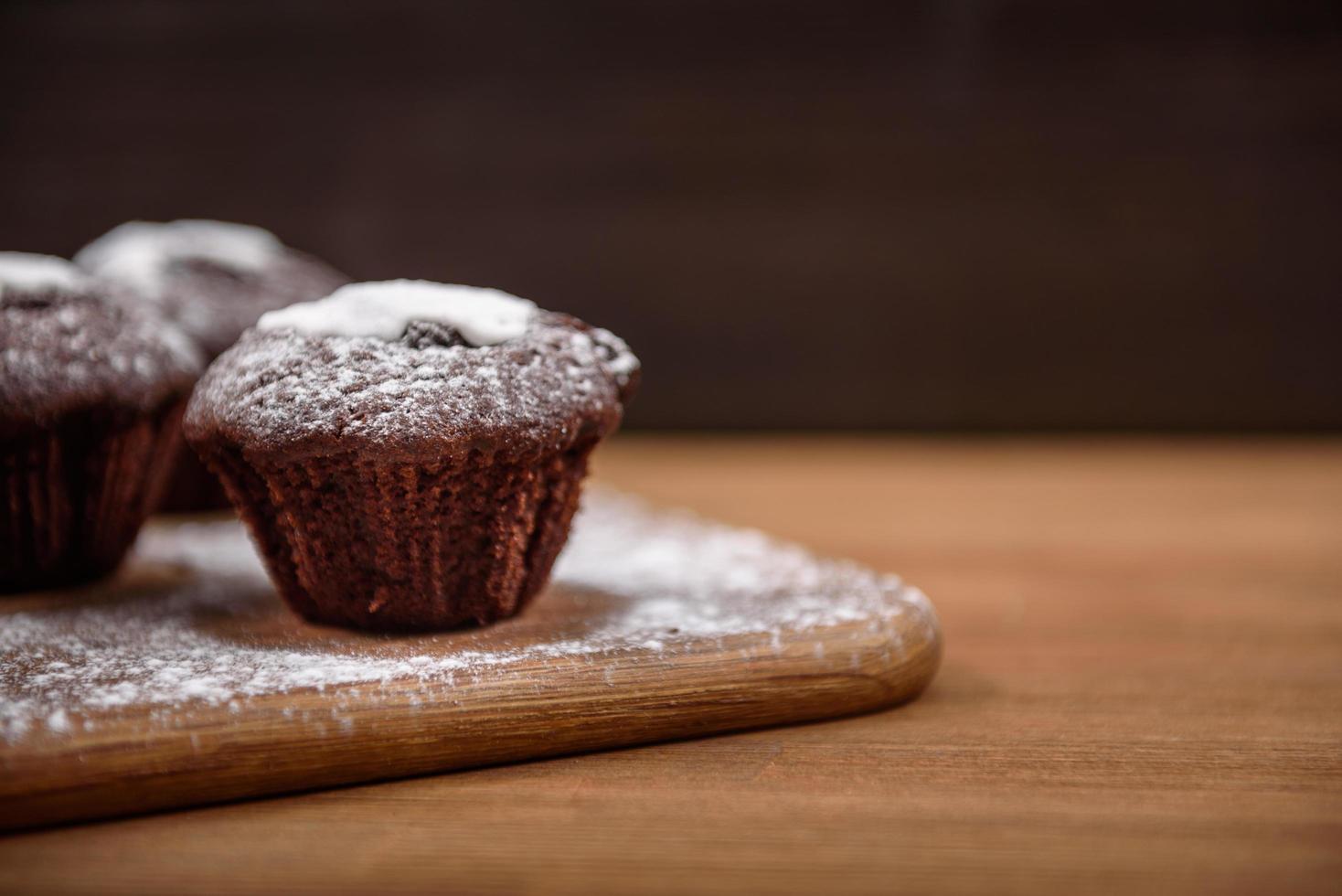 muffins au chocolat sur la planche de bois photo