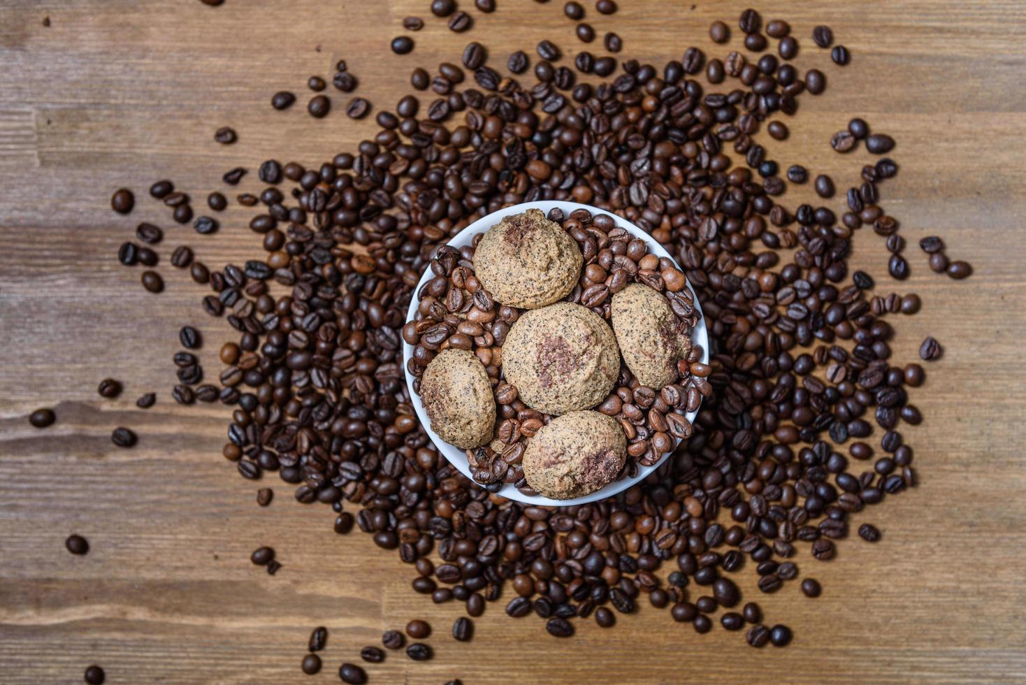 biscuits au café dans une assiette avec des grains de café saupoudrés photo