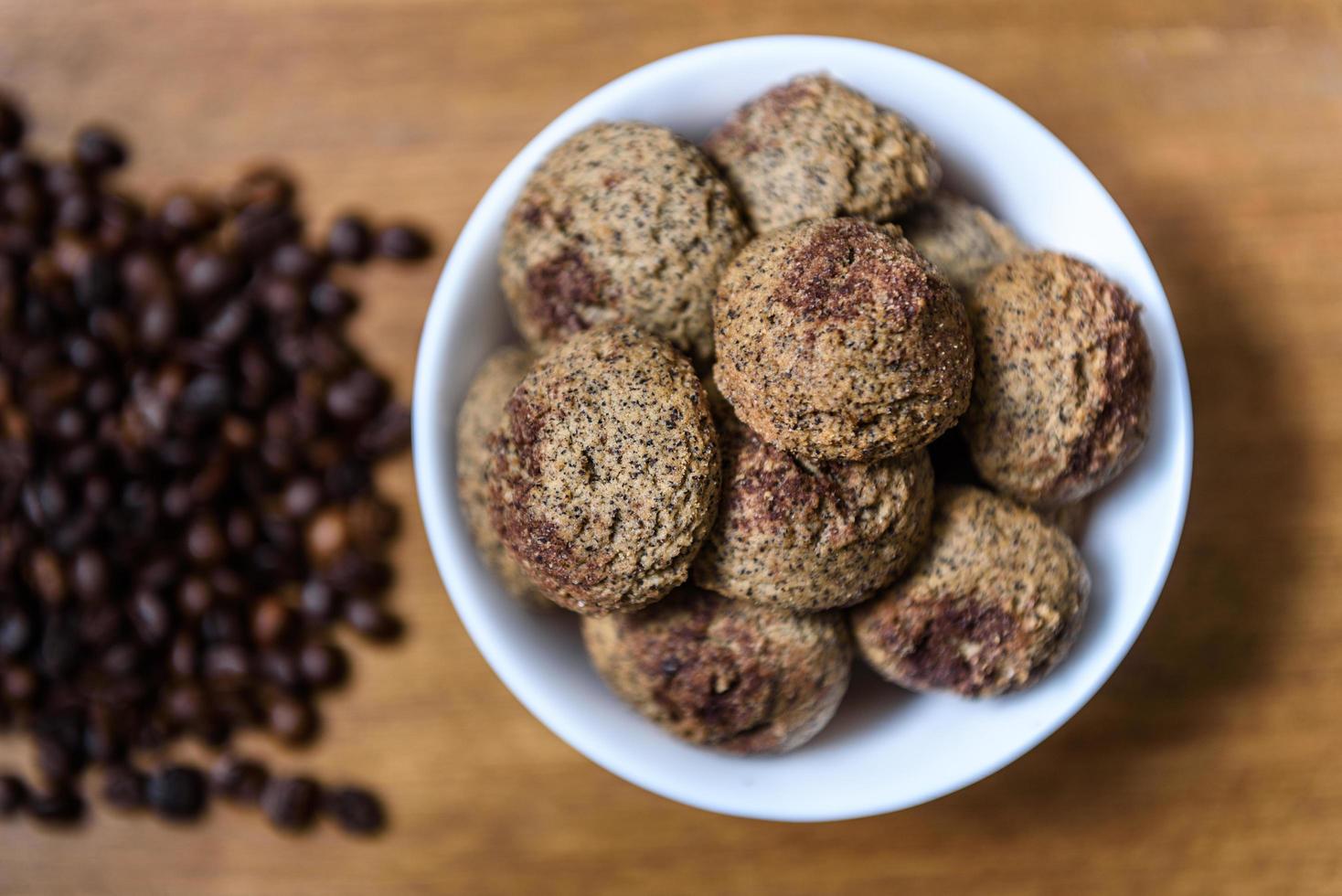 biscuits au café dans une assiette avec des grains de café saupoudrés photo