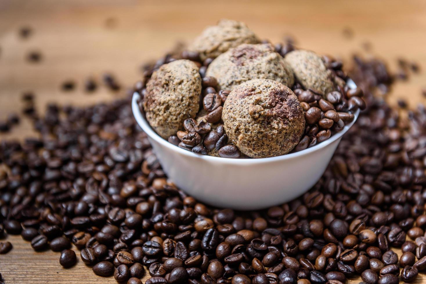 biscuits au café dans une assiette avec des grains de café saupoudrés photo