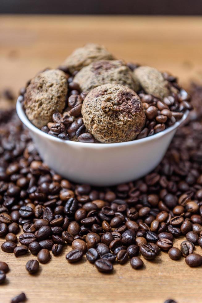 biscuits au café dans une assiette avec des grains de café saupoudrés photo