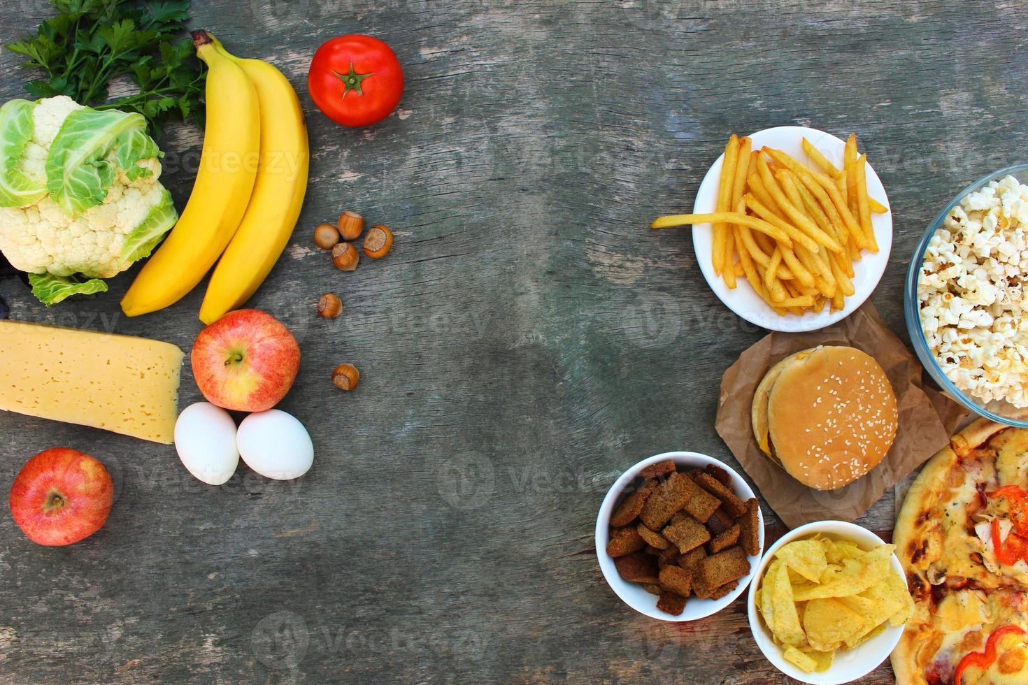 Fast food et en bonne santé nourriture sur vieux en bois Contexte. concept choisir correct nutrition ou de déchet alimentaire. Haut voir. photo