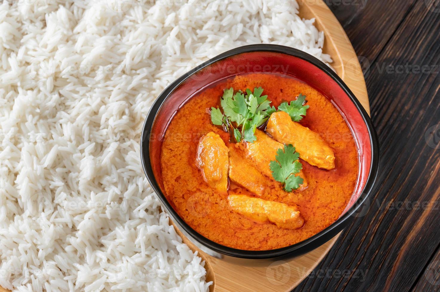 bol de poulet au curry rouge thaï photo