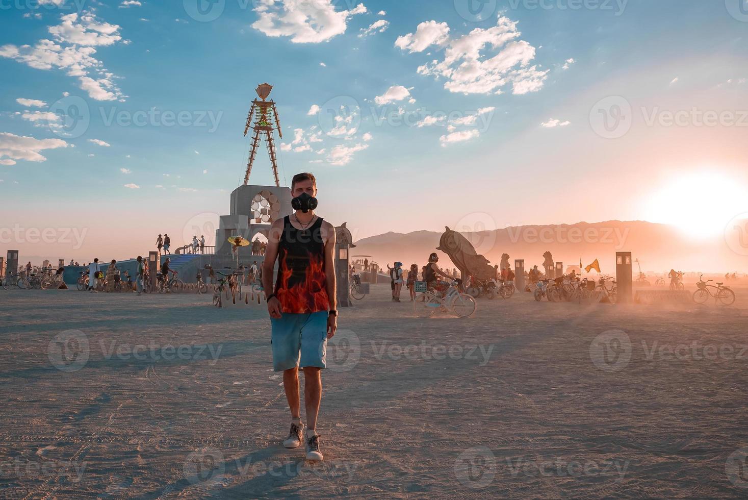 gens en marchant vers le coucher du soleil à une Festival dans le désert à le brûlant homme festival. photo