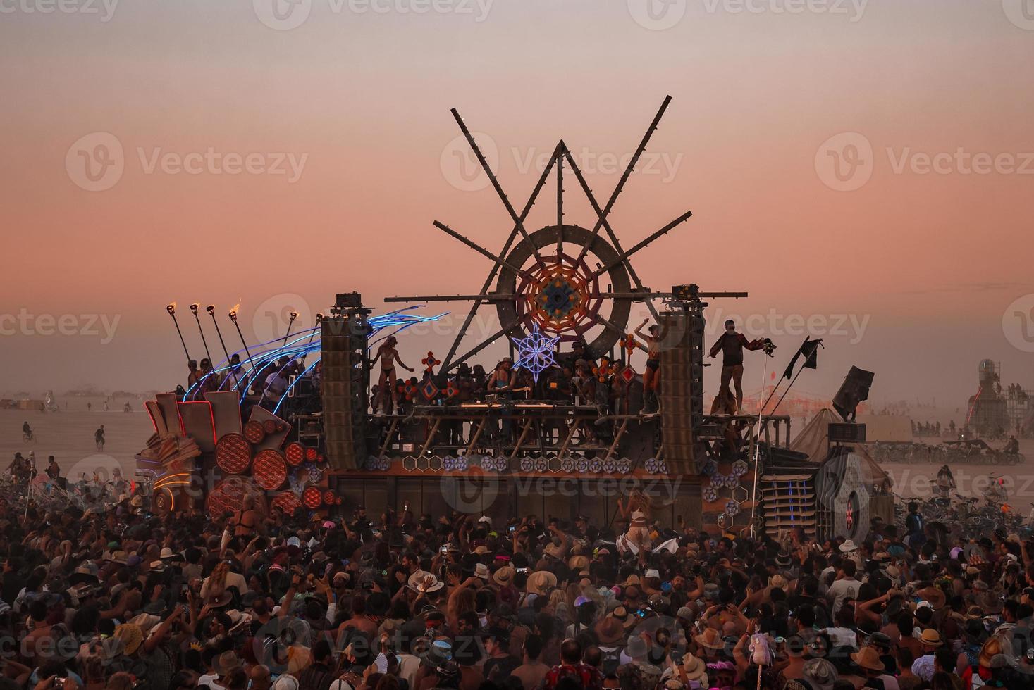 gens en marchant vers le coucher du soleil à une Festival dans le désert à le brûlant homme festival. photo