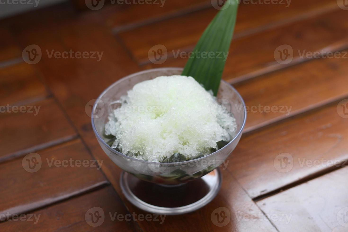 es kacang merah ou une du froid boisson fabriqué de rouge des haricots bouilli avec marron sucre servi avec noix de coco lait, rasé la glace et couvert avec sucré condensé Lait Chocolat et sirop. photo