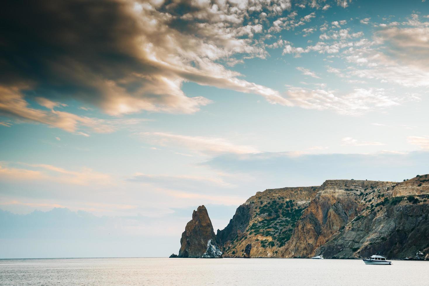 les montagnes du cap fiolent en crimée photo