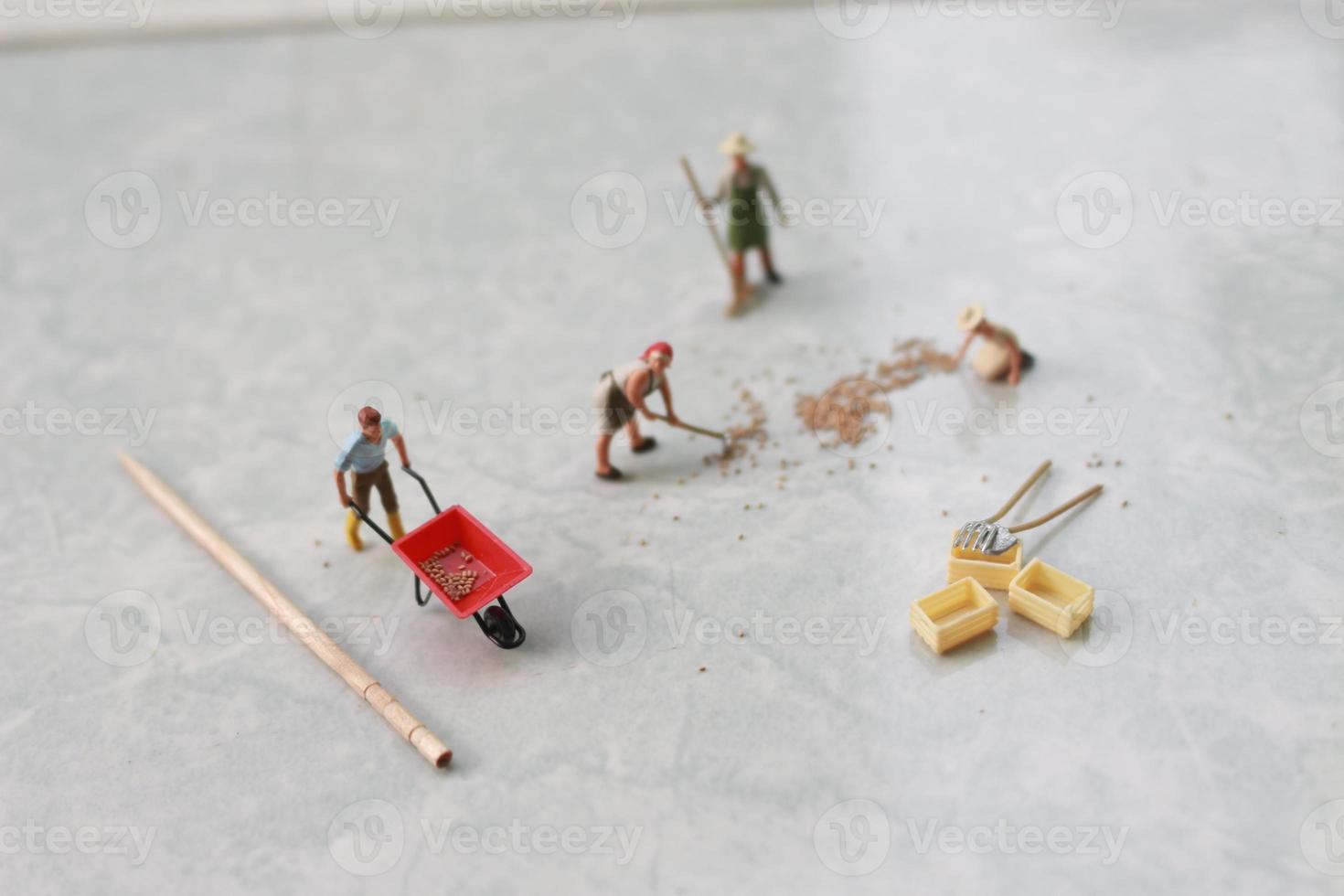 miniature Les figures de ouvriers travail ensemble à bouge toi grain. photo