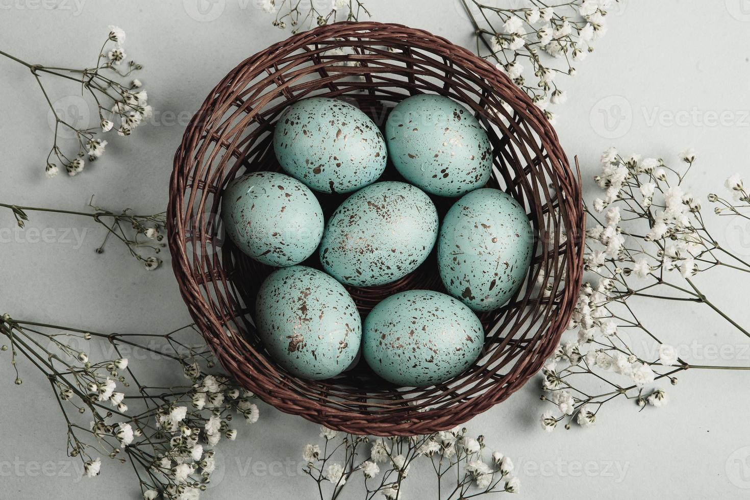 fond d'oeufs de pâques de couleur pastel peint à la main. carte de voeux ou invitation de joyeuses pâques. photo