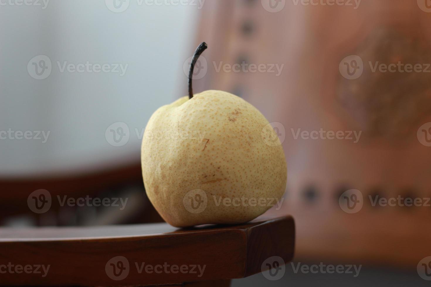 une proche en haut de poire isolé Naturel modèle bois Contexte. en bonne santé nourriture concept photo. riche en eau fruit. photo