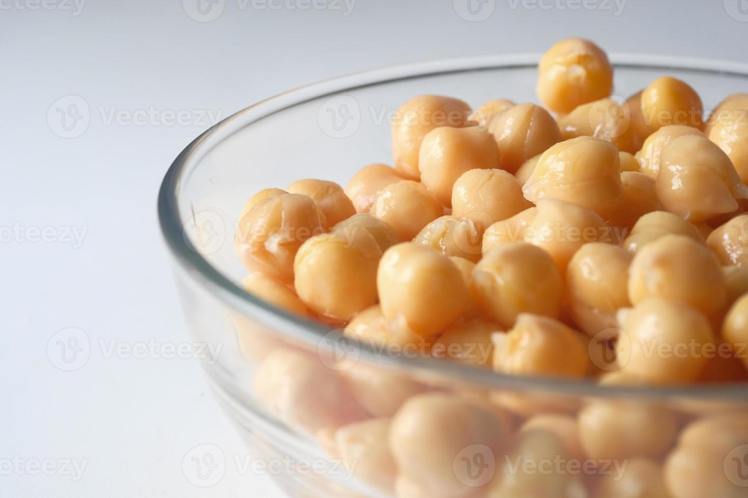 Pois chiches dans un bol sur fond blanc photo