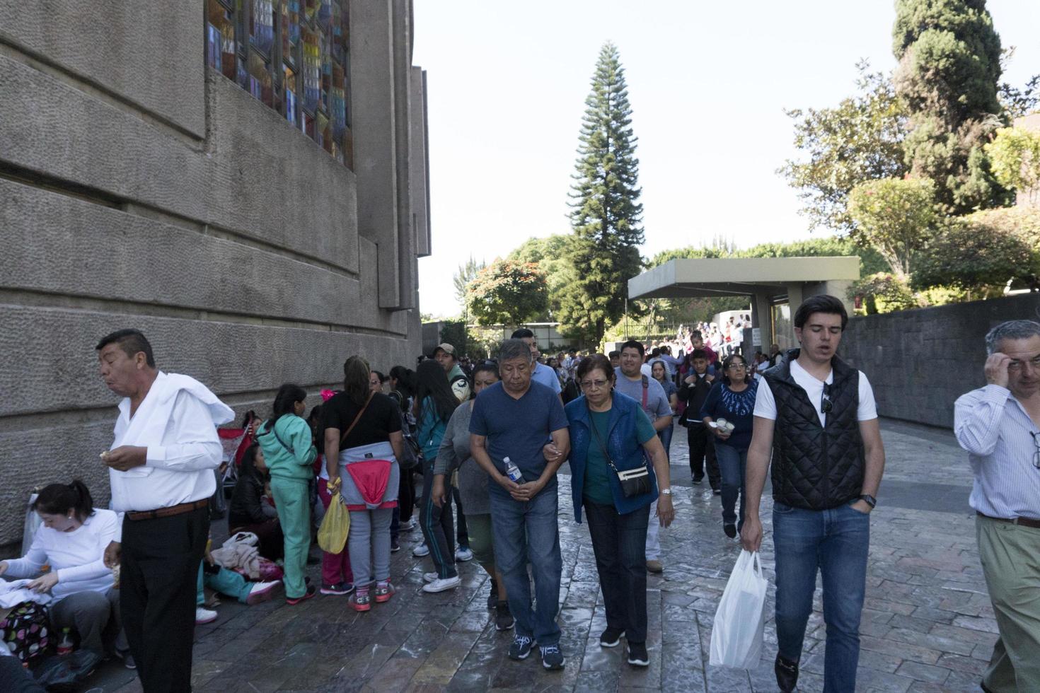 mexico, mexique - 4 novembre 2017 - pèlerins à la cathédrale de guadalupe photo