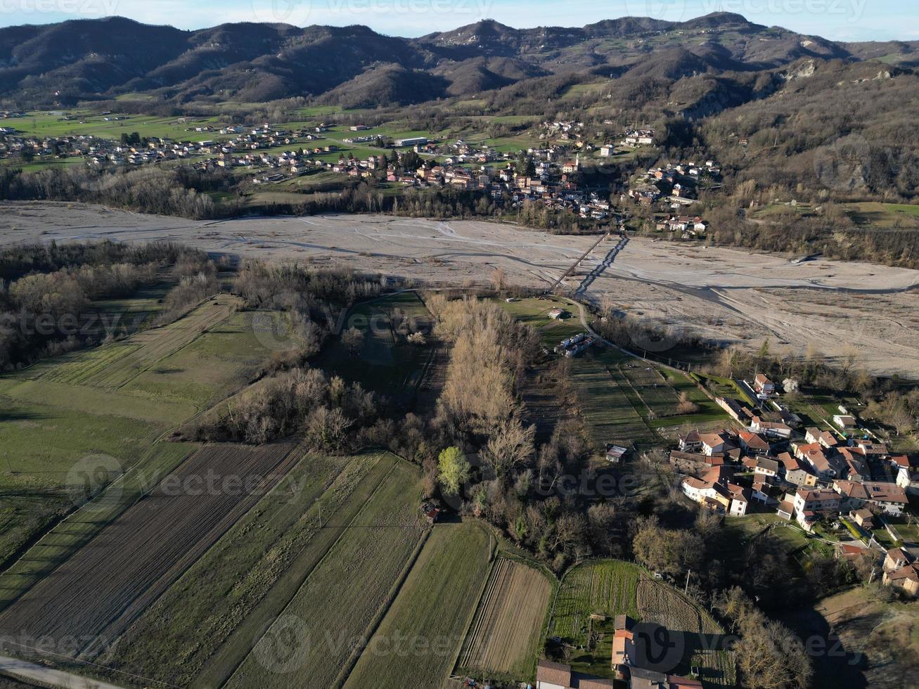 cultivé des champs de Borghetto di borbera piémont Italie village aérien vue panorama paysage photo