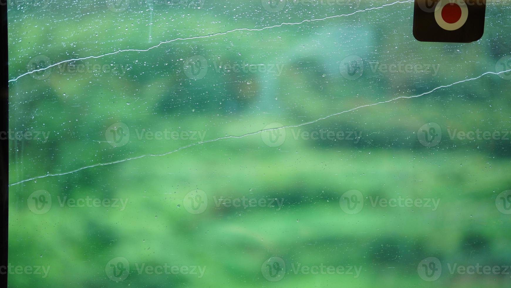 le pluie gouttelettes sur le transparent verre fenêtre dans le pluvieux journée photo