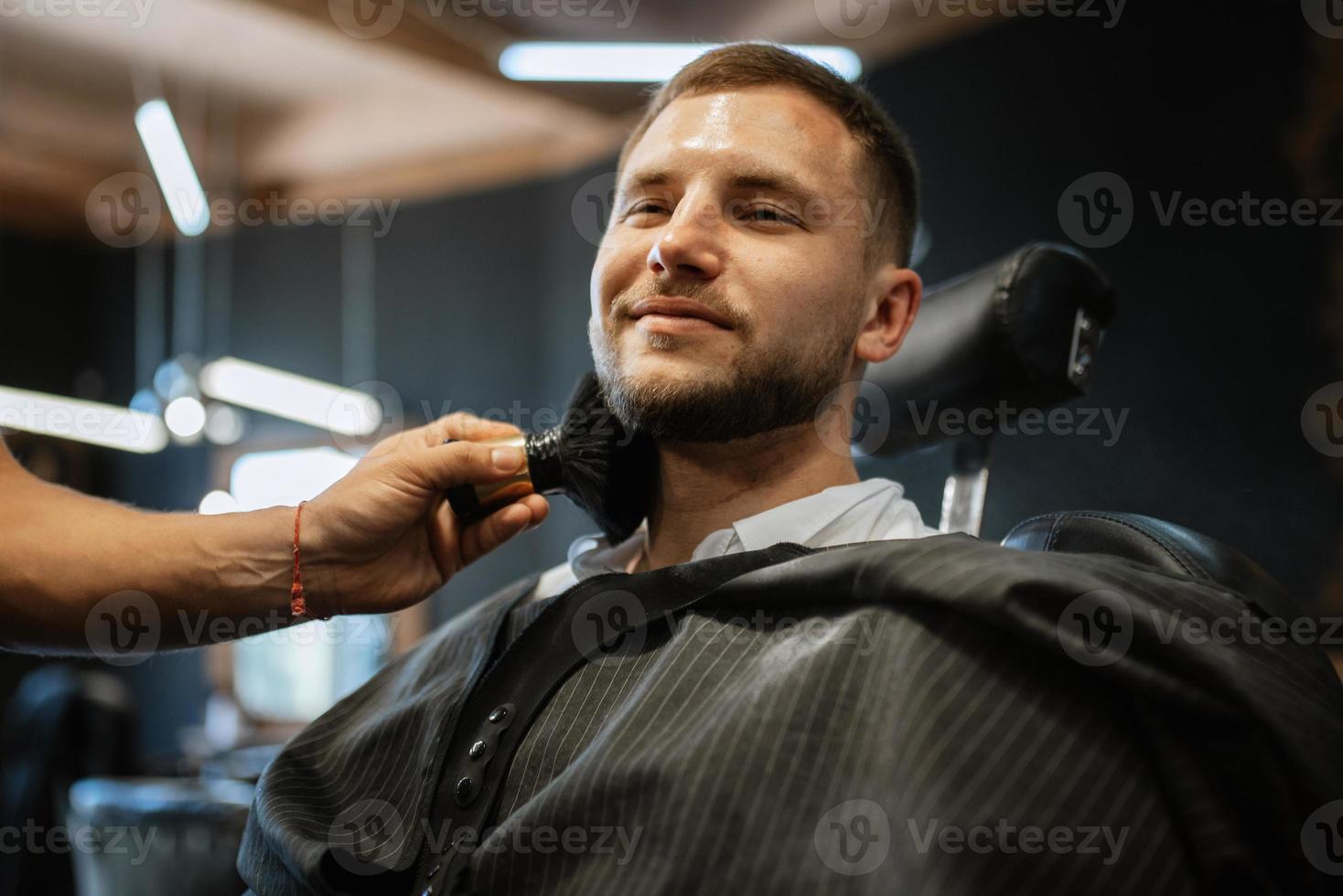 portrait de une Jeune gars jeune marié à le formation camp dans le salon de coiffure photo