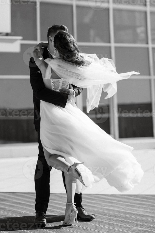 la mariée et jeune marié premier réunion sur le toit de gratte-ciel photo