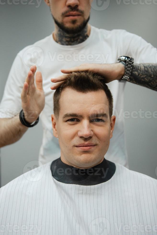 jeune marié dans le coiffeur magasin photo