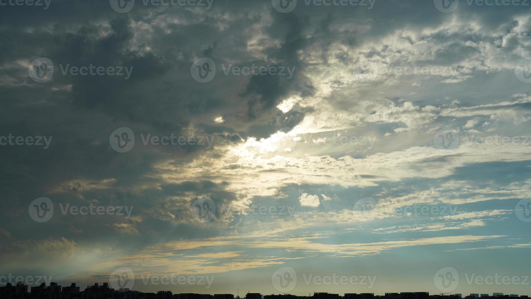 le magnifique le coucher du soleil ciel vue avec le coloré des nuages et chaud lumières dans le ciel photo