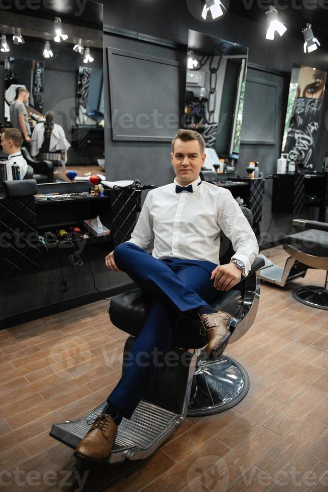 jeune marié dans le coiffeur magasin photo