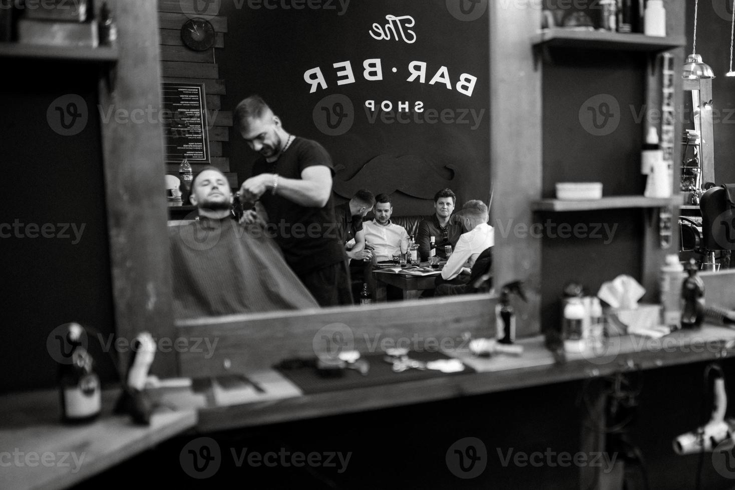 portrait de une Jeune gars jeune marié à le formation camp dans le salon de coiffure photo