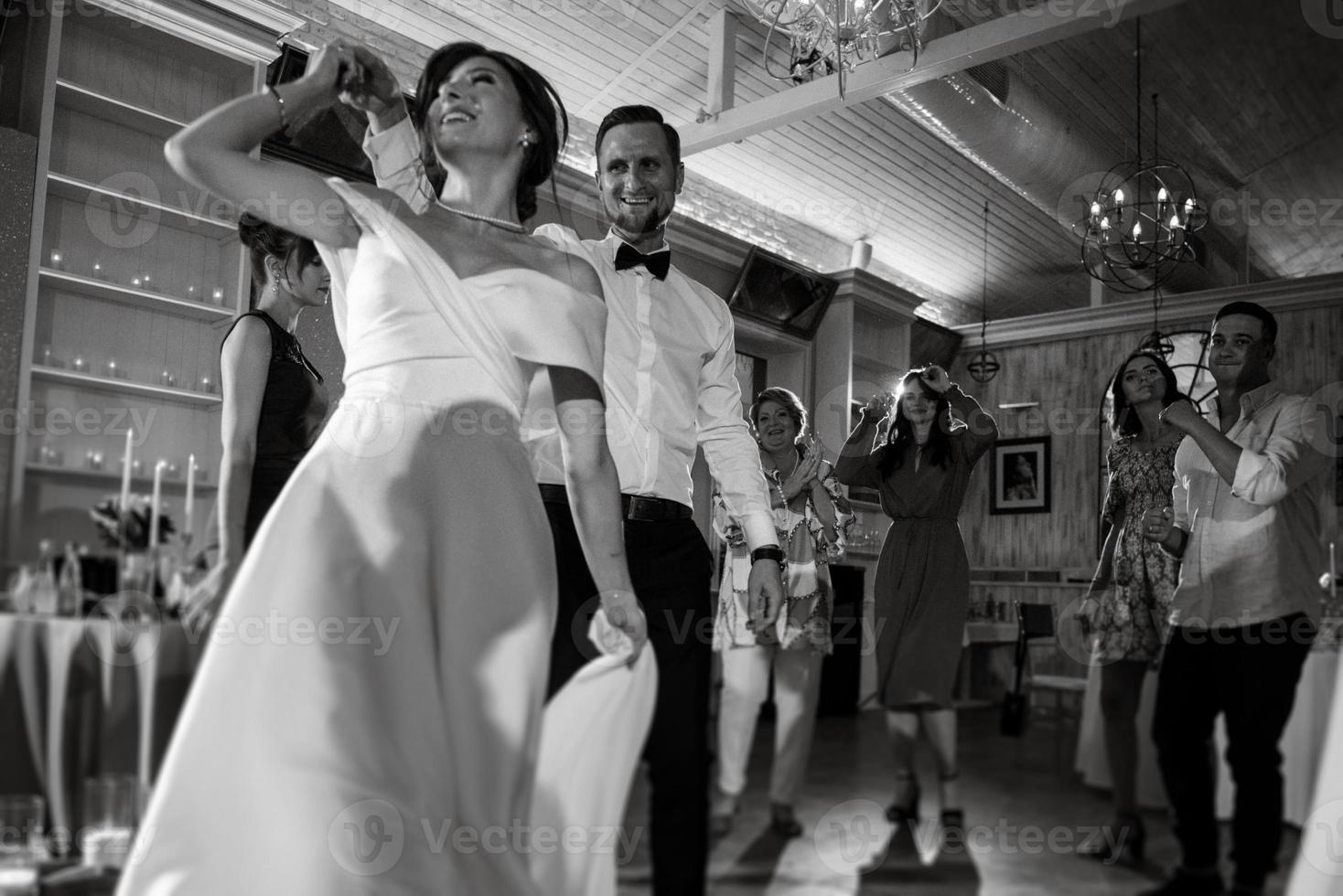 le premier Danse de le la mariée et jeune marié à l'intérieur une restaurant photo