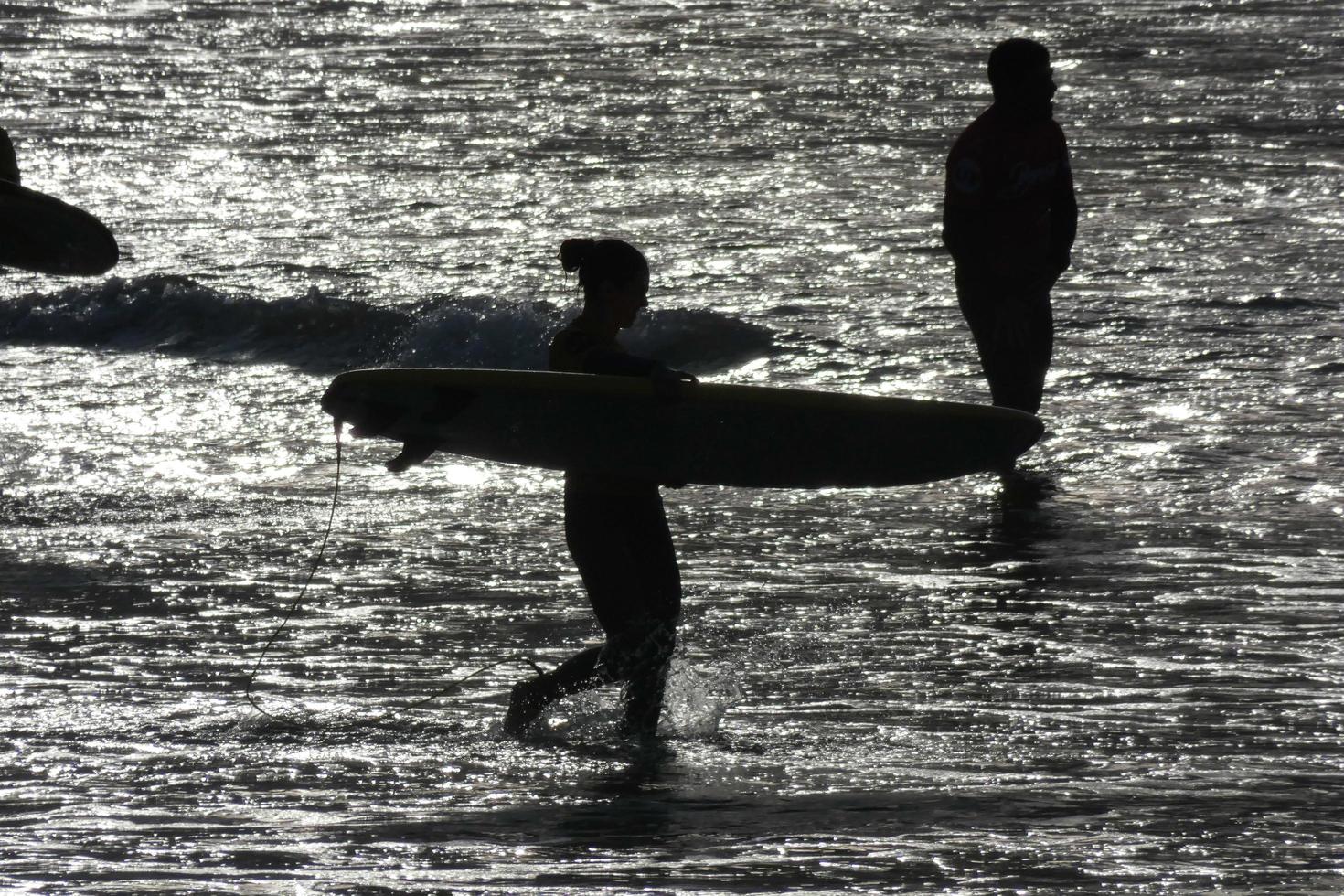 Jeune les athlètes pratiquant le l'eau sport de surfant photo