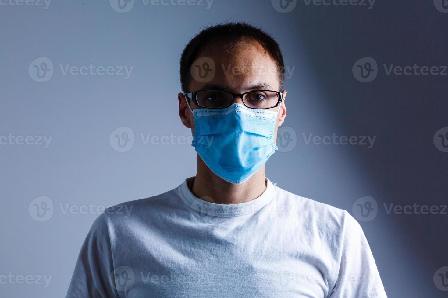 fort asiatique homme portant masque à prévenir grippe virus et poussière air la pollution sur blanc Contexte photo