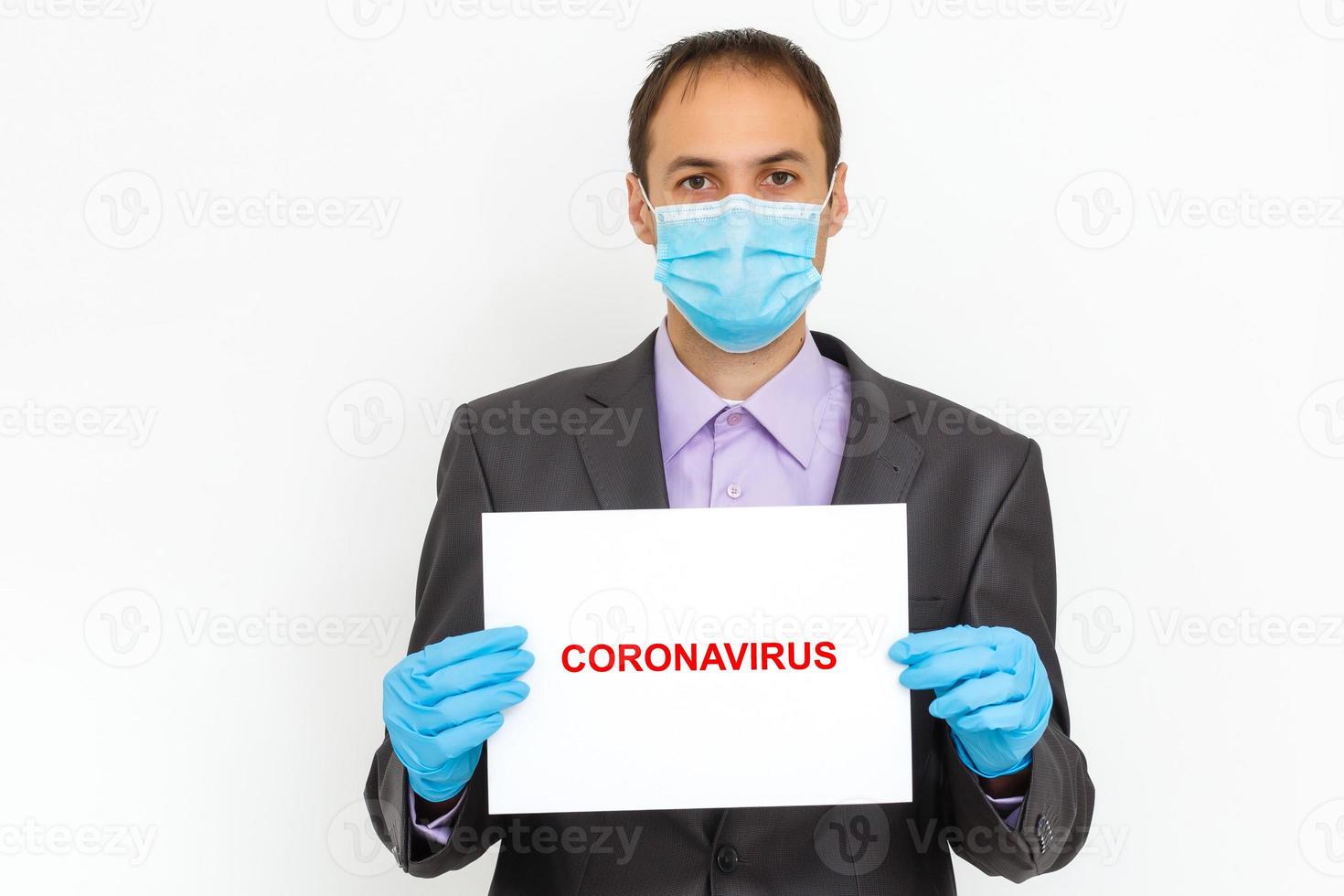 proche en haut de une homme d'affaire dans une costume portant protecteur visage masque, avoir prêt pour coronavirus et pm 2,5 combat contre gris Contexte. soins de santé concept. photo