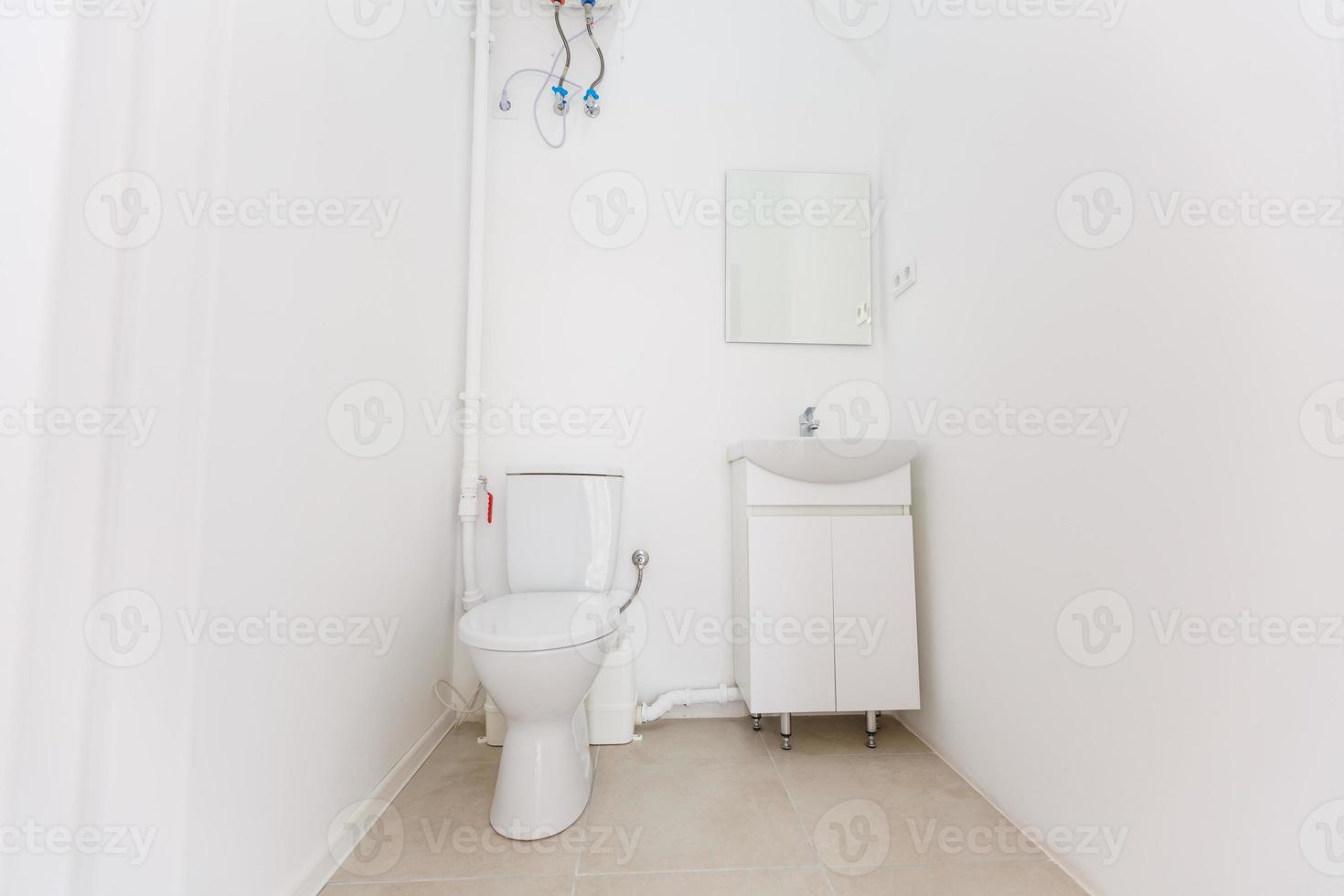 petit toilette dans une petit Bureau photo