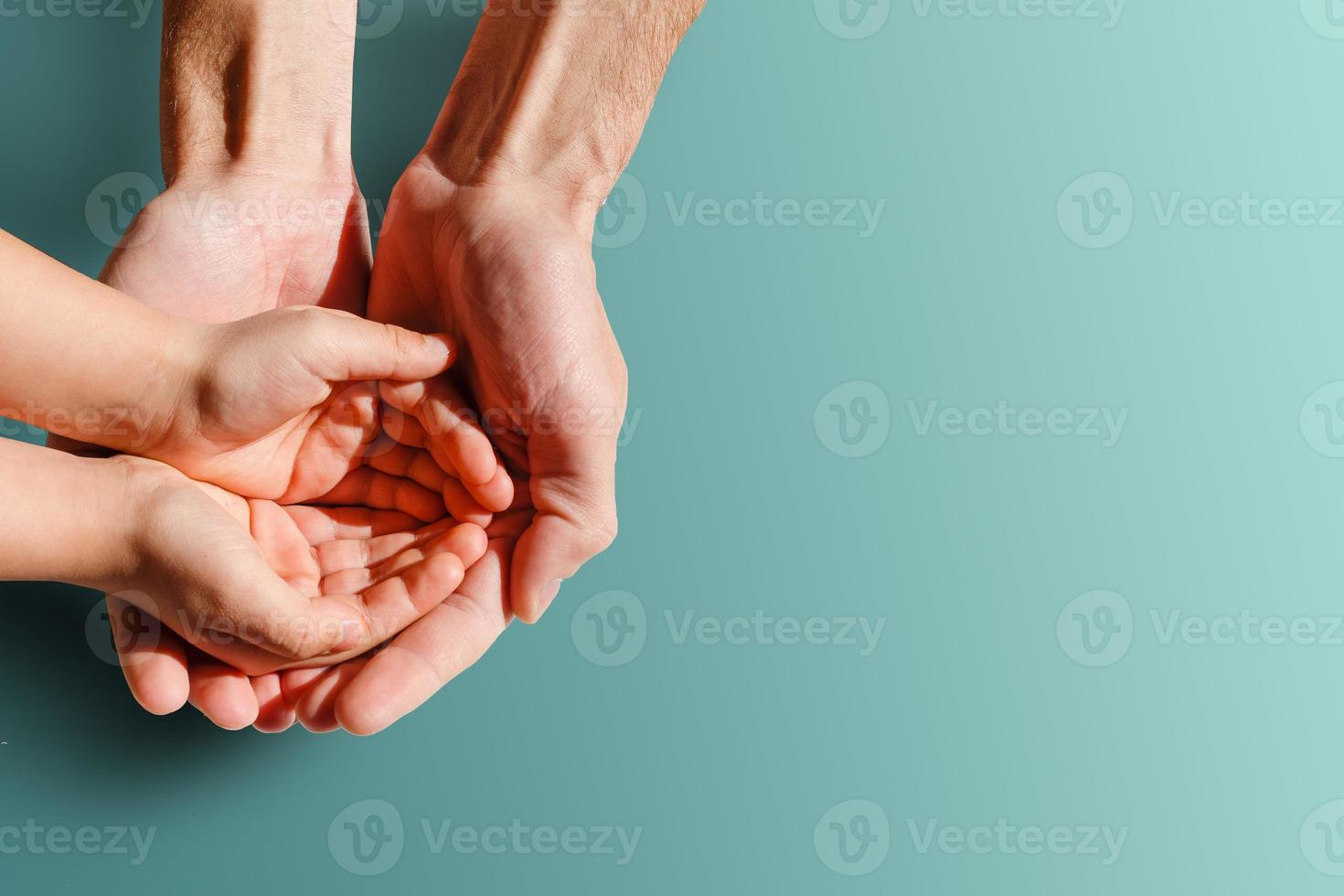 une fermer famille photographier de une papa ou père en portant le sien bébé garçon ou fils minuscule ouvert bébé main et les doigts dans le sien palmier. photo