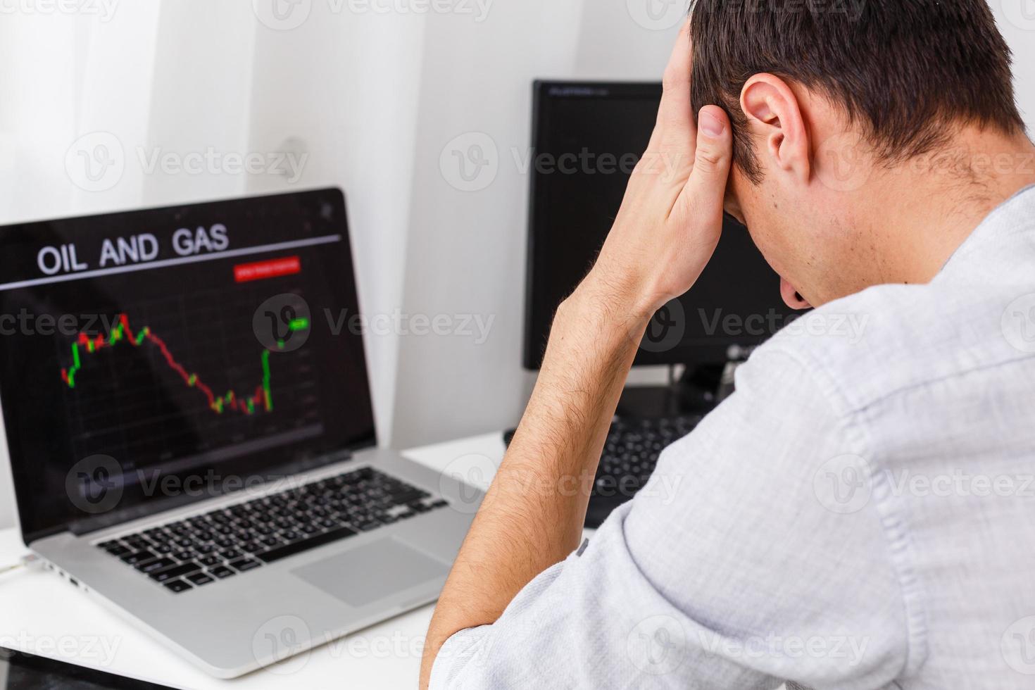 fermer de homme d'affaire en cours d'analyse graphique sur portable à lieu de travail dans le Bureau photo