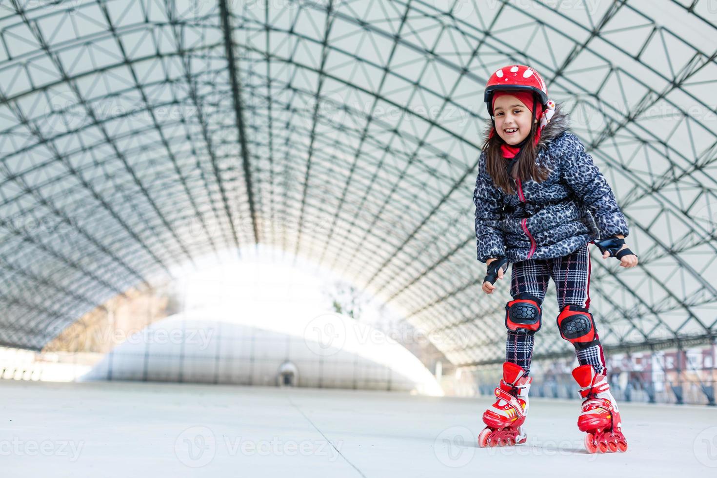 peu fille patin à roues alignées sur rouleau patinoire photo