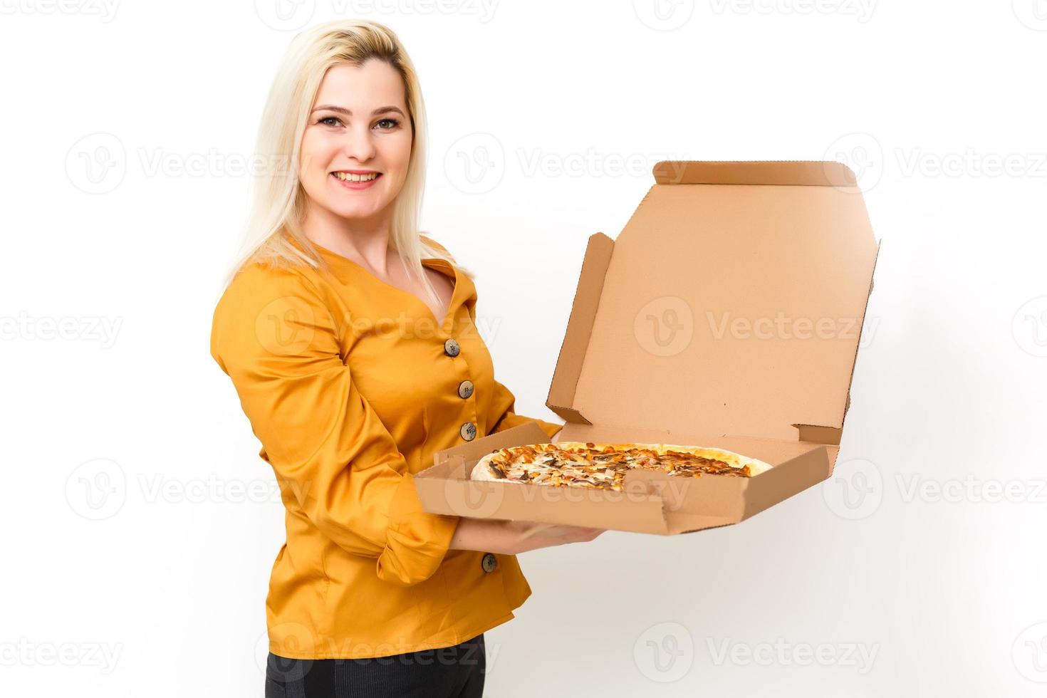 magnifique blond femme manger pièce de Pizza photo
