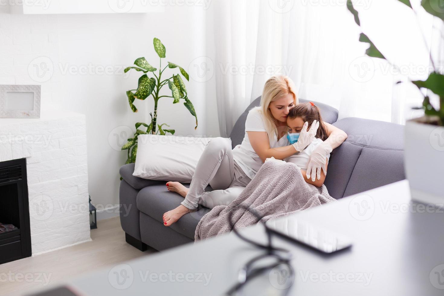 malade fille portant protecteur, mère, mère aimer, gens la personne famille concept photo