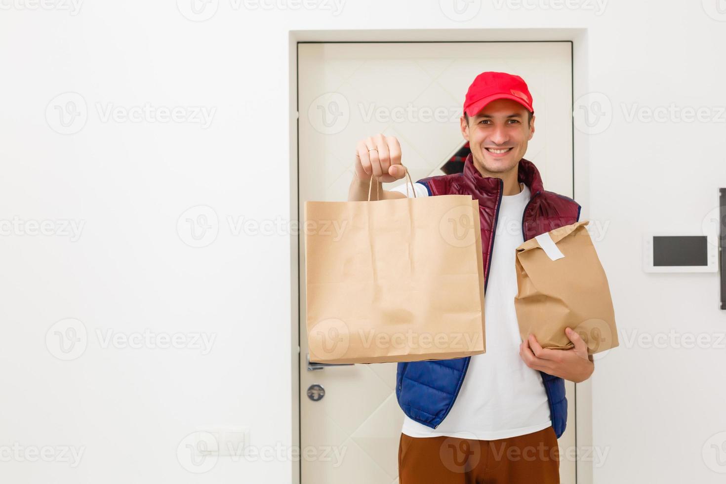 Jeune Beau homme livrer nourriture dans un appartement photo