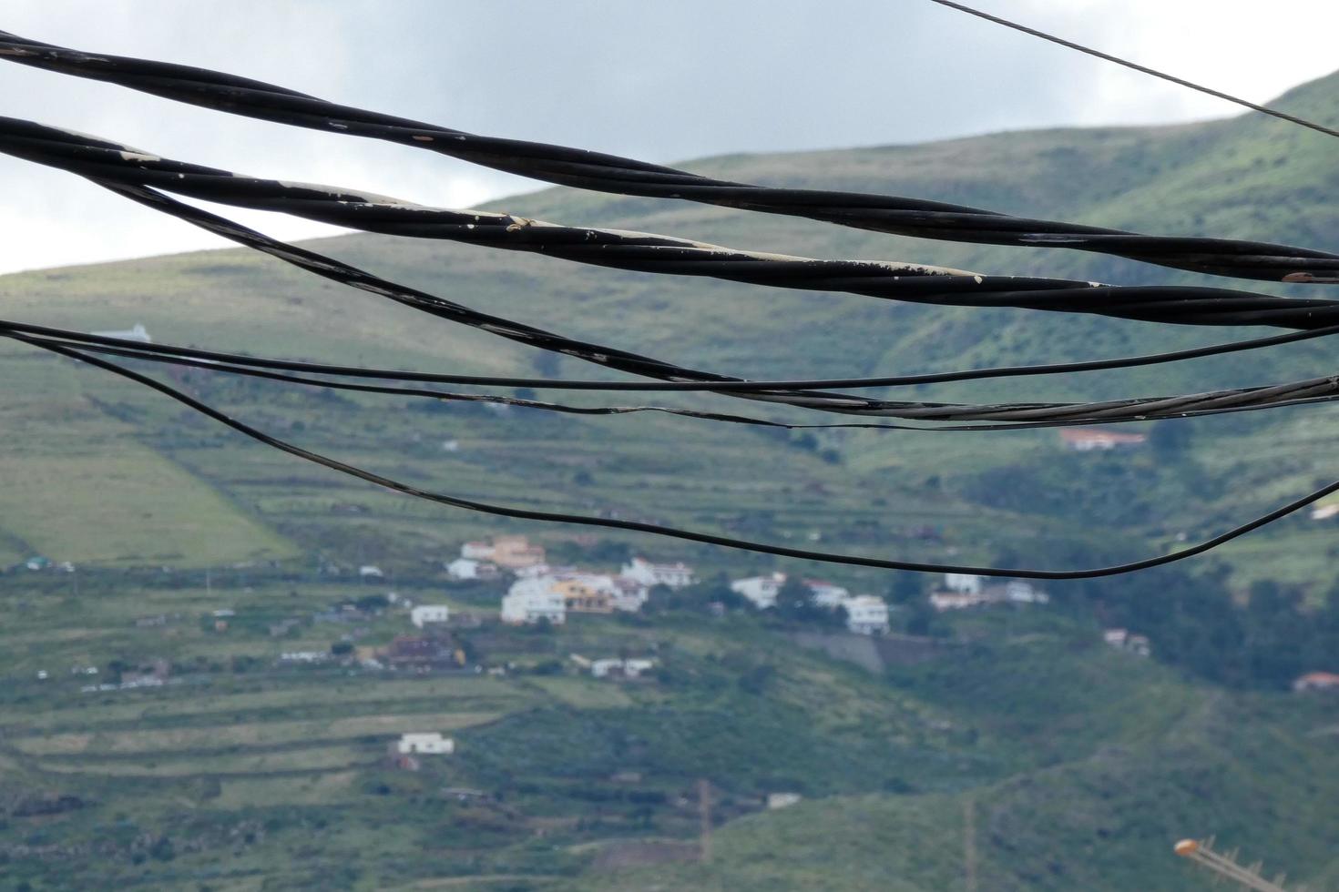 électrique câbles avec Montagne Contexte photo