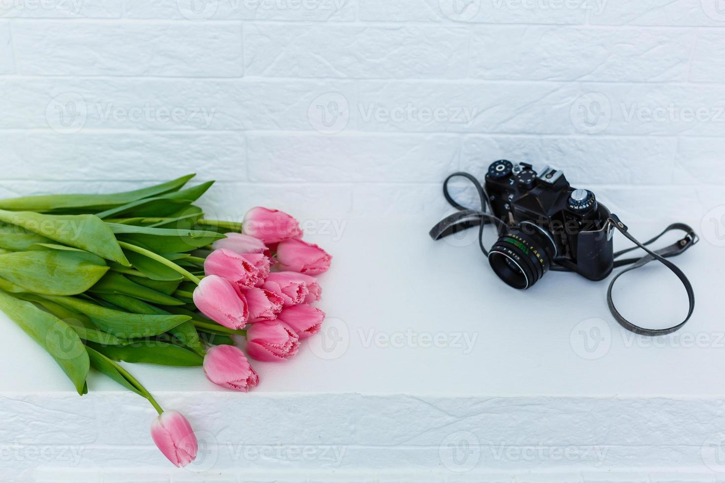 bouquet de rose tulipes contre blanc Contexte. photo