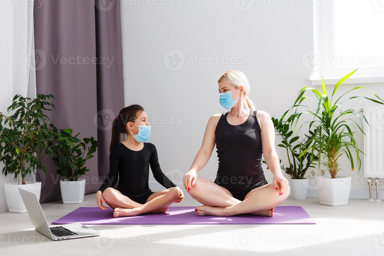 Accueil aptitude. mère et fille faire yoga en ligne à Accueil pendant soi isolement quarantaine. covid-19 concept à promouvoir rester sûr Accueil enregistrer vies photo