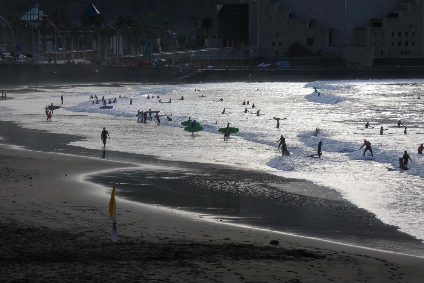 Jeune les athlètes pratiquant le l'eau sport de surfant photo